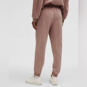 Lululemon Brushed Softstreme High-Rise Jogger
Twilight Rose size 4 EUC